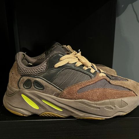 Brune Yeezy 700 i 41,5