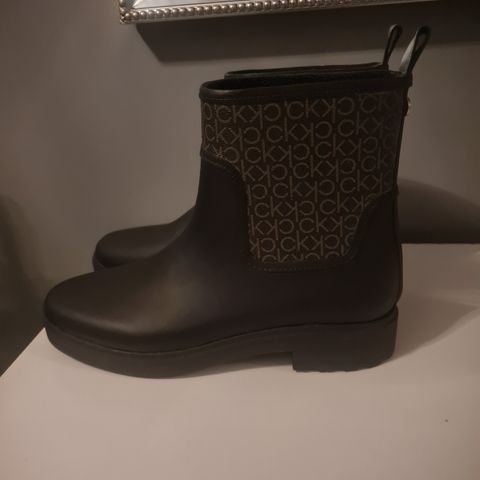 Knapt brukte Calvin Klein regnboots