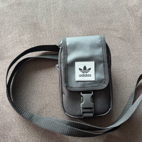 Liten Adidas skulder veske