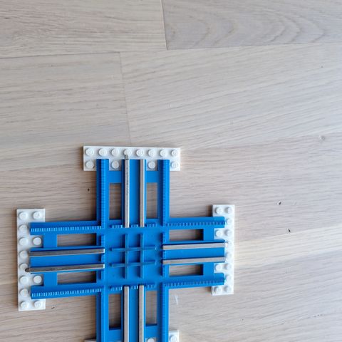 Blått 12V lego tog kryss