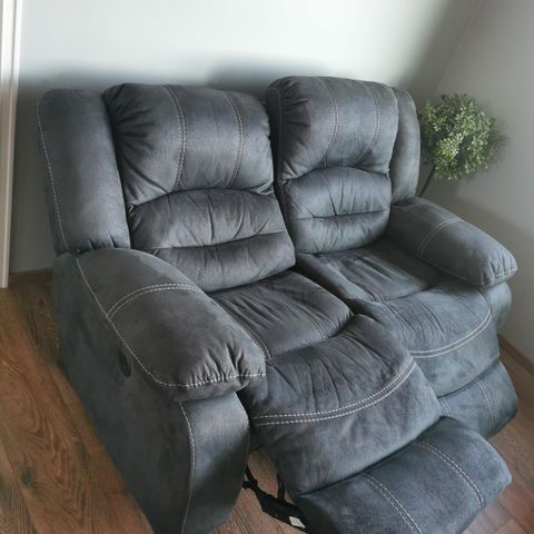 2 seter sofa med elektrisk  recliner. Kinosofa. Som ny.