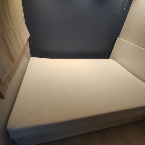 140x200 mattress in Ikea Memory foam latex. Completely removable and washable