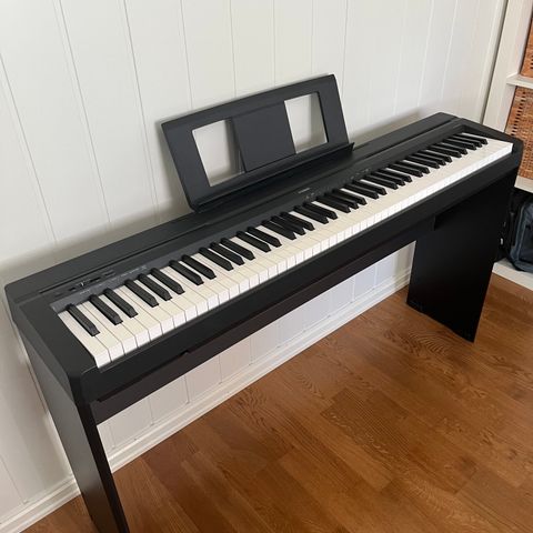 Yamaha P-45 digitalt piano m/pedal og notestativ