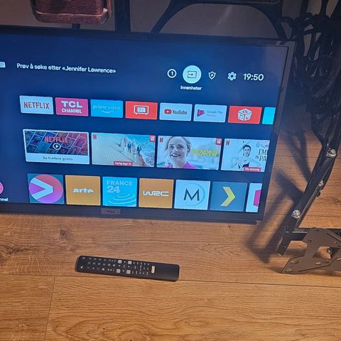 Tcl 32" Smart tv Android med svingbar veggfeste