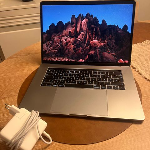 MacBook Pro 15-tommer 2019 - lite brukt!