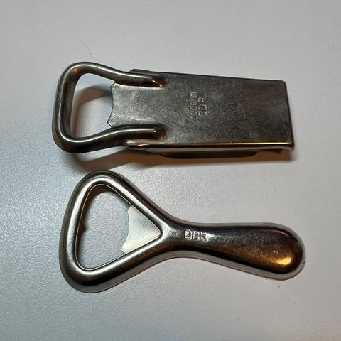 2 flaskeåpnere i metall - 1 merket DDR og den andre GDR