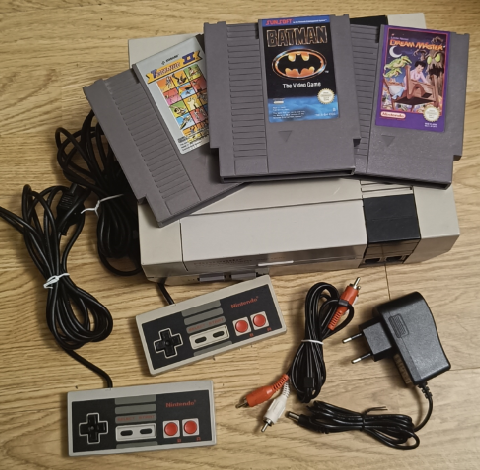 Nintendo NES sonefri konsoll med 3 spill og 2 kontrollere