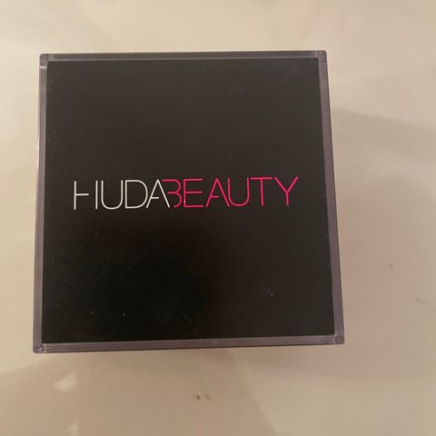 Huda Beauty powder