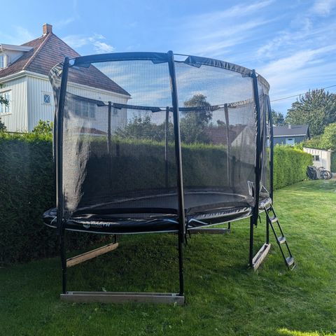 TRAMPOLINE North Explorer Oval 420 Svart + Sikkerhetsnett + Stige