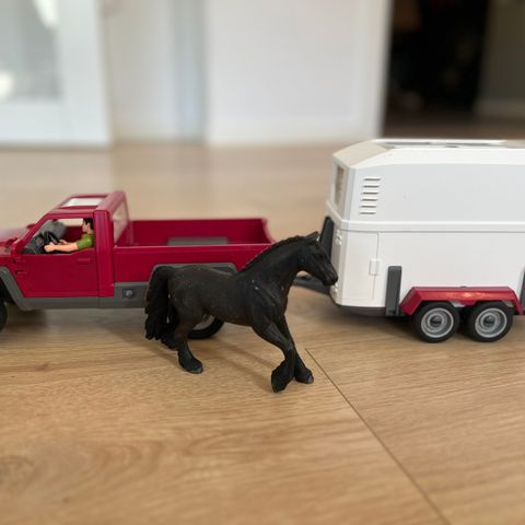 Schleich hestebil med hest og hestepasser