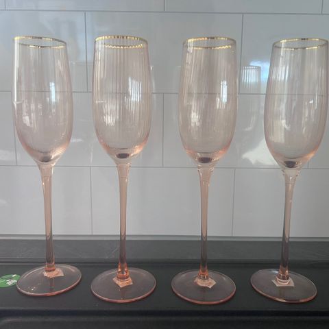 Modern house, soft pink champagneglass