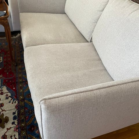 Sofa, 2 seter lysgrå.