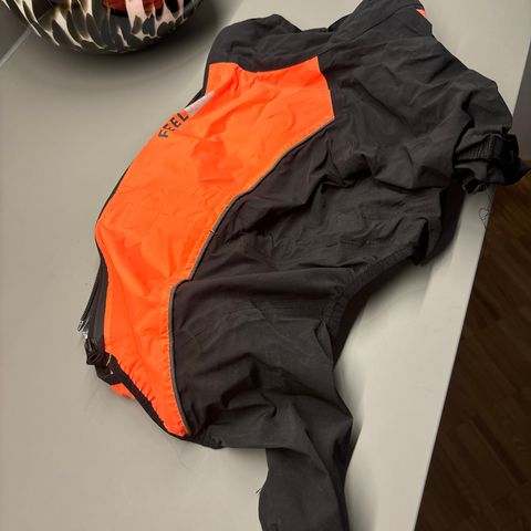 Feel Active hundeoverall refleks svart/oransje, som ny,