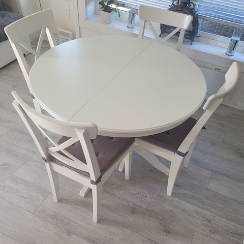 Ikea spisebord med stoler