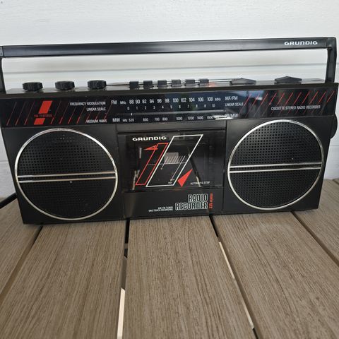 Bærbar kassettspiller/m radio. Ca.40 år