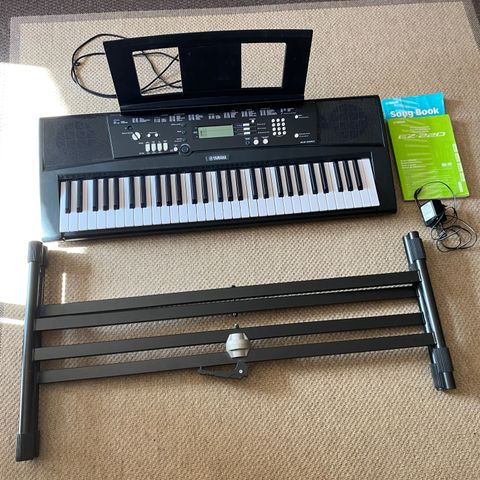 Yamaha keyboard med stativ