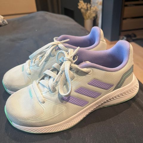 Adidas innesko/gymsko/joggesko