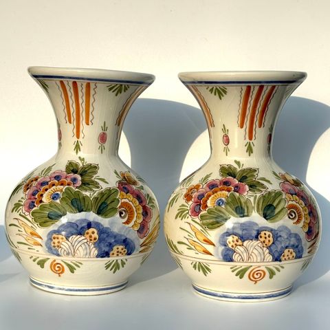 To nydelige, vintage Delft-vaser i keramikk