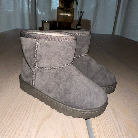 Uggs liknende sko, strl 28