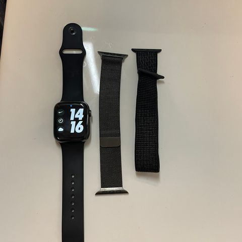 Apple Watch series 6 stainless steel med safirskjerm.