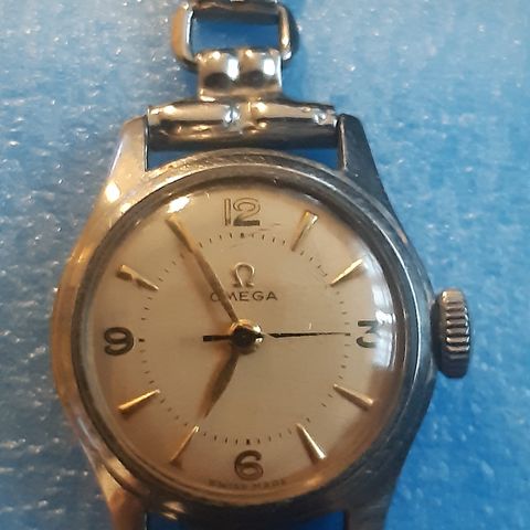 Omega mekanisk dameur fra 1947. Caliber 251. Serienummer 1155x714 (x skjult).