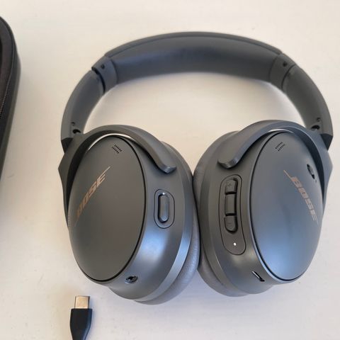 Bose QC45 hodeltelefoner med Bluetooth og støydemping!