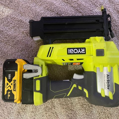 RYOBI Dykkertpistol med batteri og lader