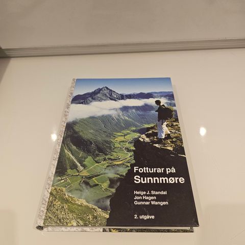 Fotturar i Sunnmøre. Helge J. Standal m.fl (2.utgave)