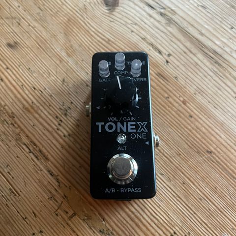 Tonex One, Keeley tube screamer,  Suhr Riot, Suhr Eclipse, Waza Craft Booster