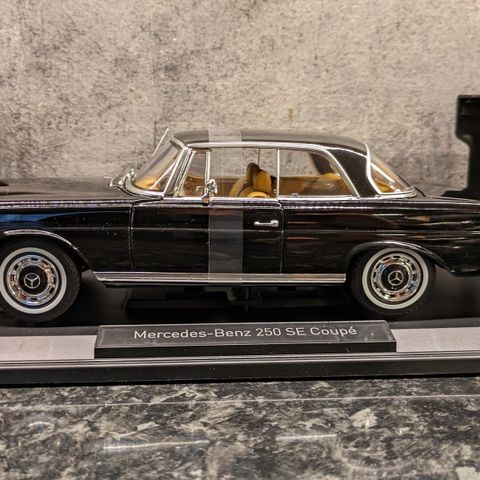 Mercedes-Benz (W111) 250 SE Coupe - 1969 modell - svart lakk - Norev - 1:18