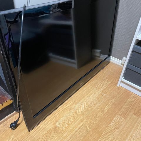 42“ LG tv (slår seg ikke på)