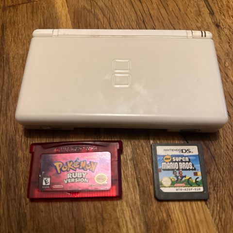 Nintendo DSi med super mario bros (ds) og Pokemon Ruby (gba)