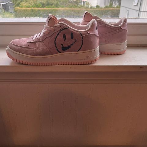 Nike air force 1.     smily