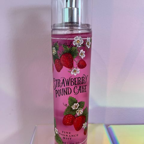 Bath & Body Works - Strawberry Poundcake