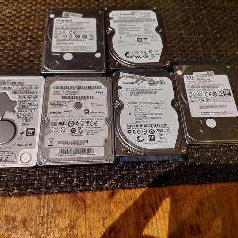 Bulksalg 2 stk SSHD 1 TB + 4 stk HDD 1 TB disker. Bud mottas!