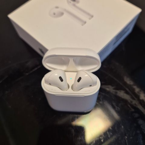 Airpods gen 1.