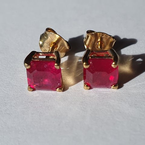 African Rubin Ruby 14K Gold Plated 925 Silver Stud Earrings Øredobber 3cts