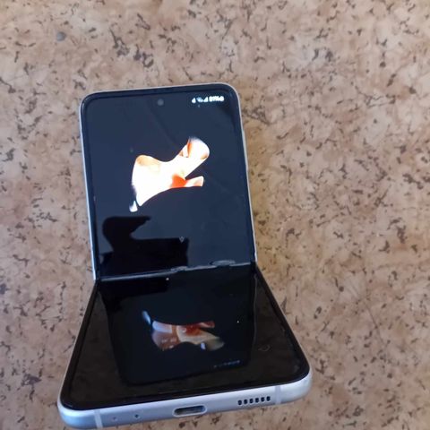 Selger Samsung Galaxy Z Flip 3 knust skjerm