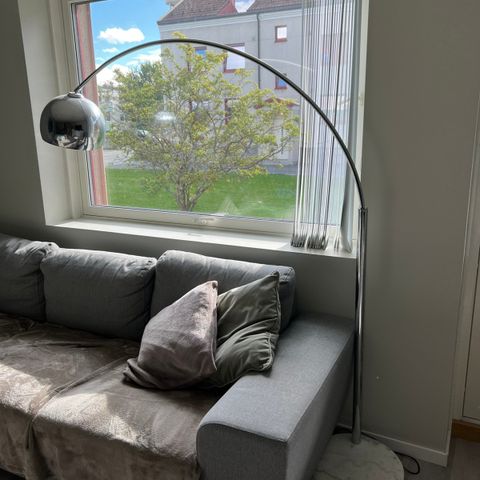 Gulvlampe med marmorsokkel.