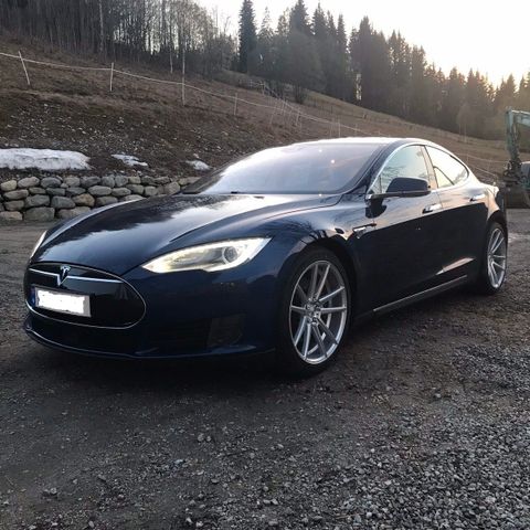 Tesla s dekk på felg, staggered 245/40/R20 og 265/35/R20