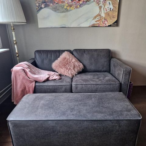 Western sofa med pall og stuebord, spisebord med 4 stoler