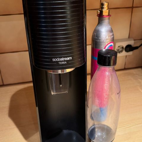 SodaStream med gassflaske og en flaske