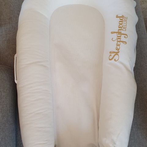 Sleepyhead Deluxe babynest hvit - pent og lite brukt.