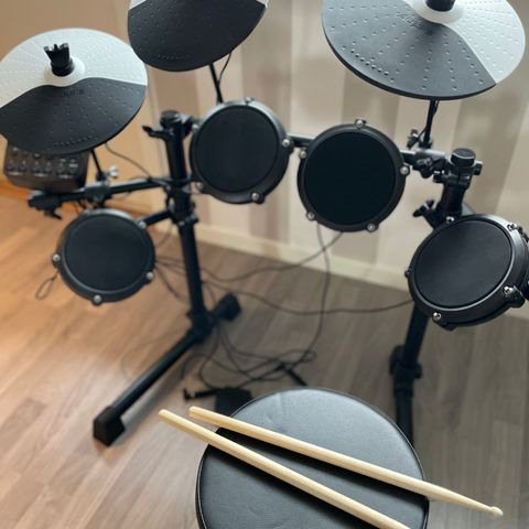 Alesis Debut Kit, elektrisk trommesett