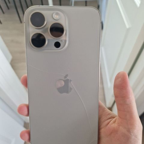 Iphone 15 pro max, naturlig titan. Kjøpt ny i juni