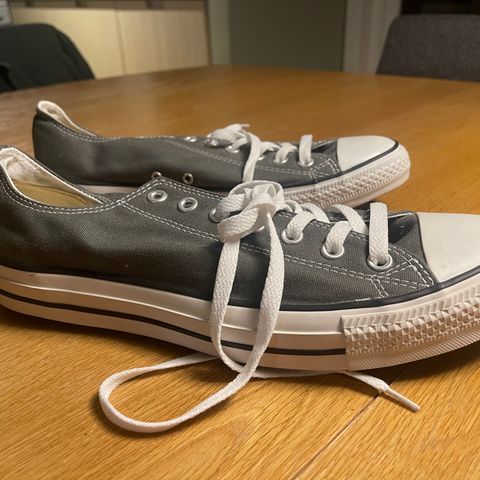 Converse sko til salgs (størrelse 45)