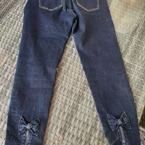 Jeans med sløyfedatalj .