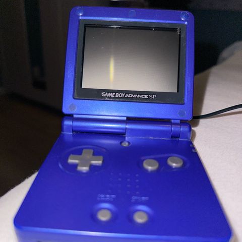 Gameboy Advance Sp med Sonic og lader til følge