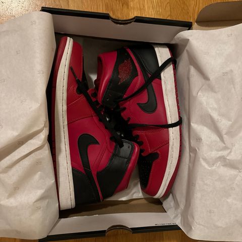 Jordan 1 Mid rød og svart