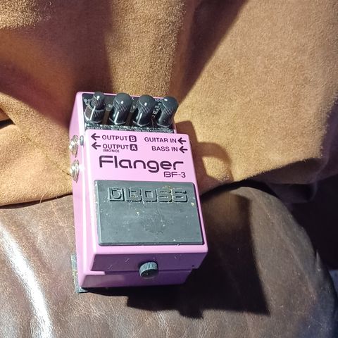 Selger en ubrukt Boss flanger BF-3 Uten adapter selges